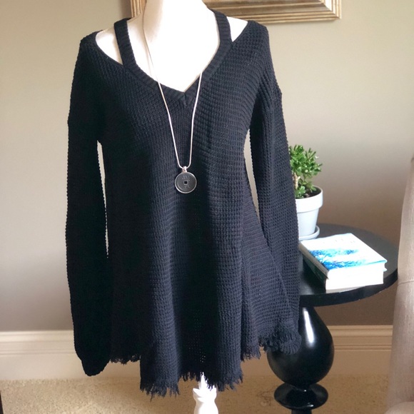 Aluna Levi Sweaters - 🆕 CUT OUT SHOULDER LIGHTWEIGHT SWEATER
